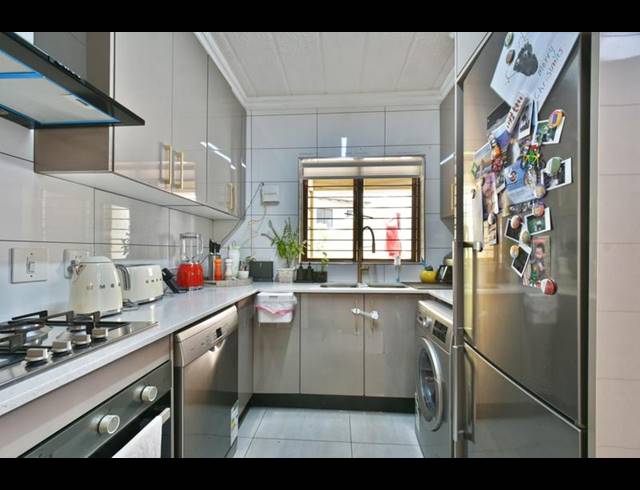 3 BEDROOM APARTMENT FOR SALE IN BRYANSTON